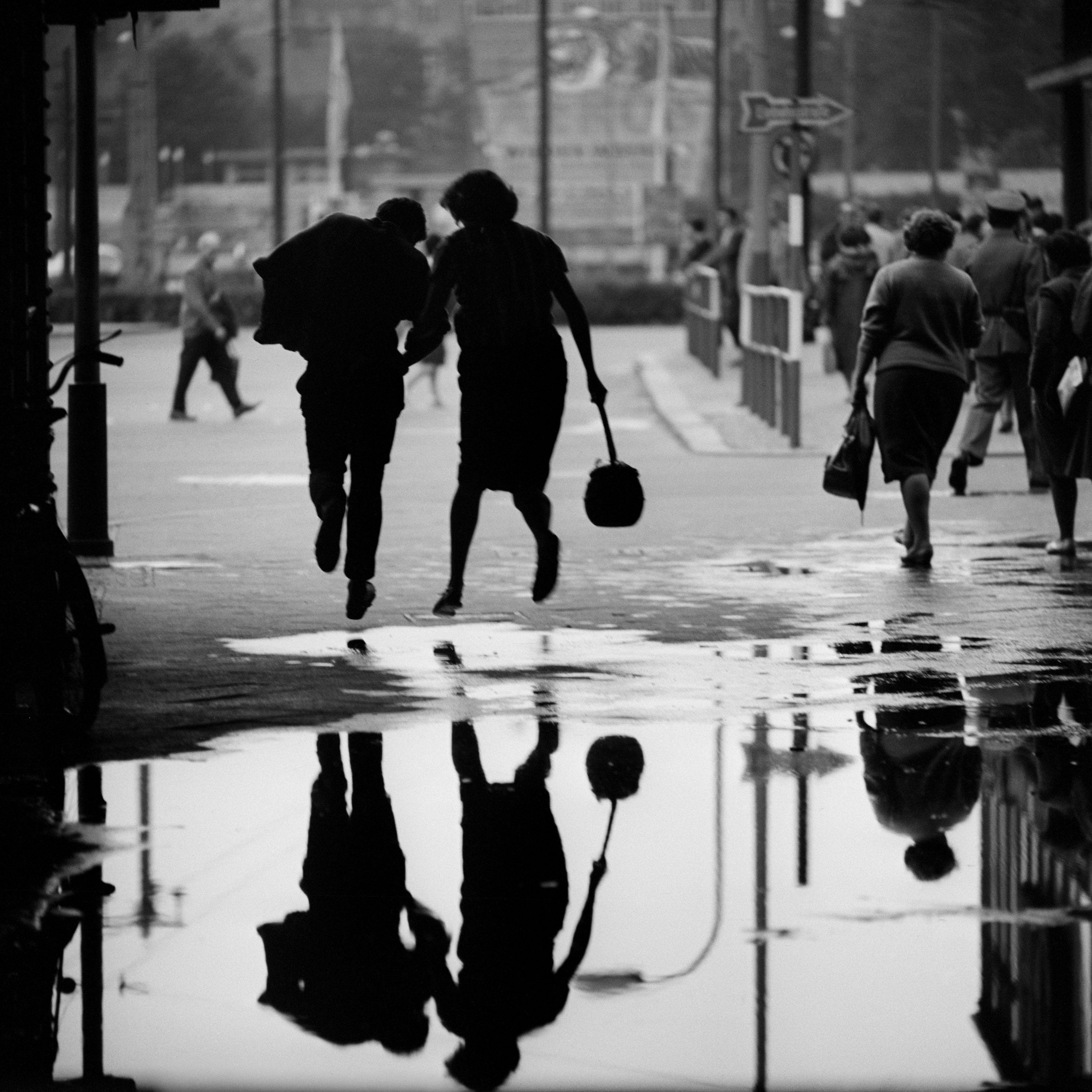 Black and white motif of two people walking by Thomas Billhardt