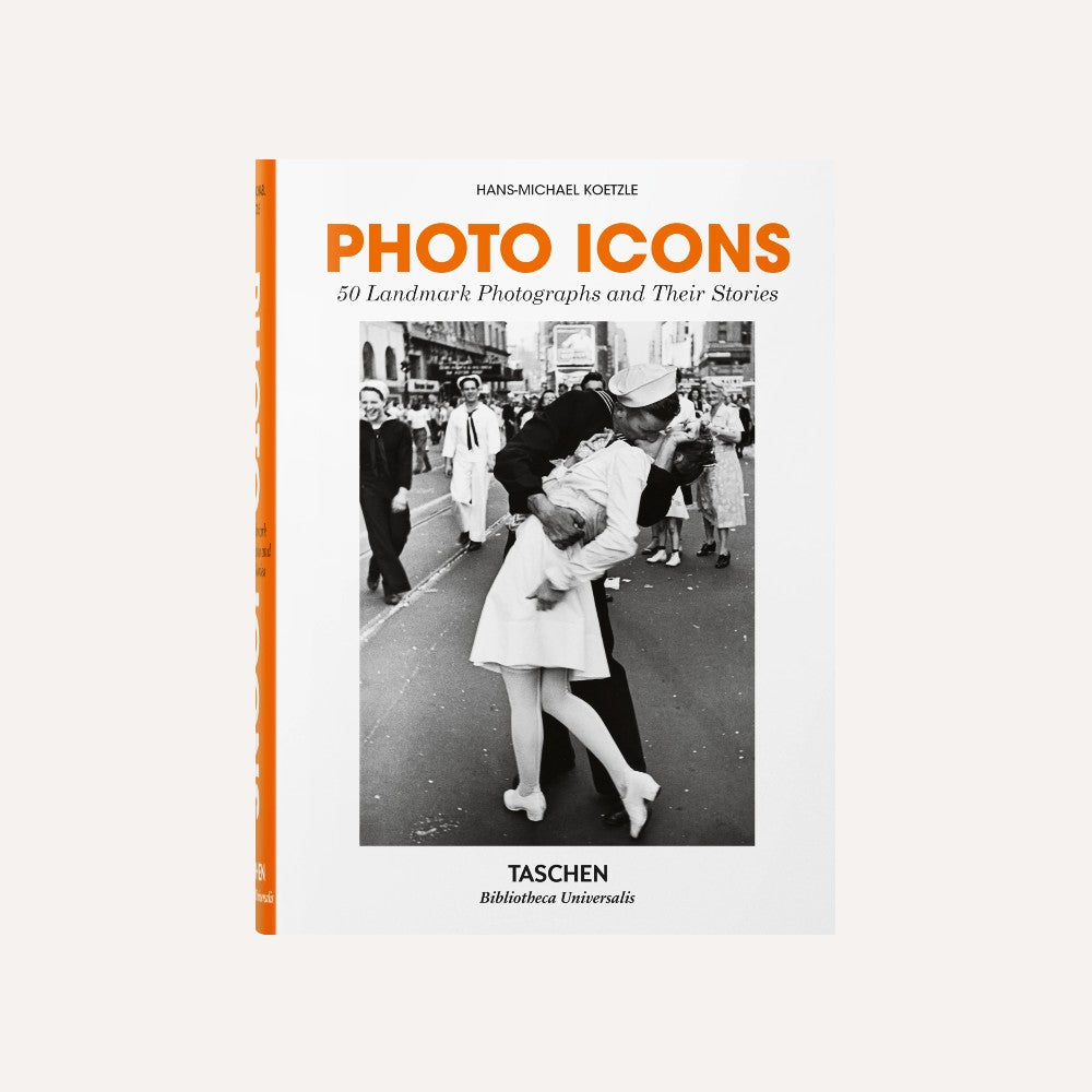 Book cover of 'Photo Icons' by Taschen with a black and white photograph of a famous kiss on a street.