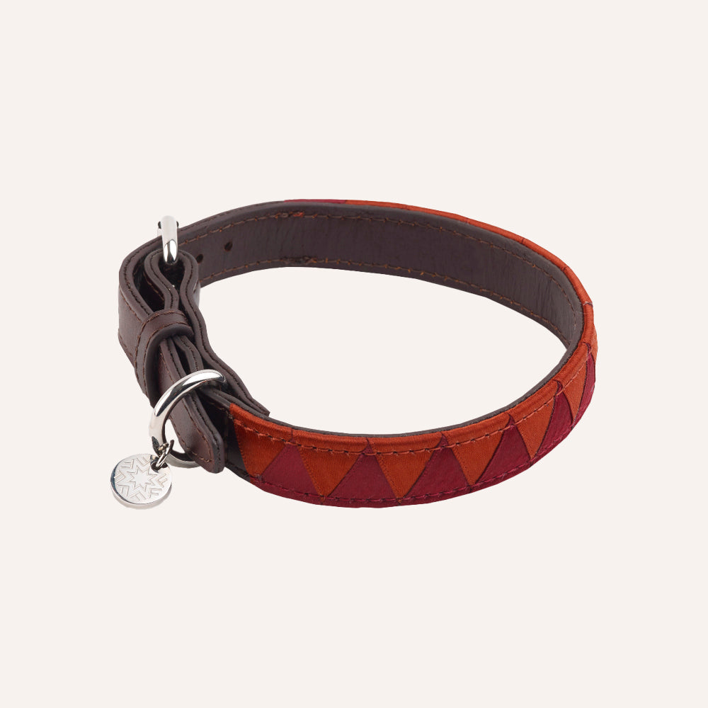 Dog collar with brown and red pattern 