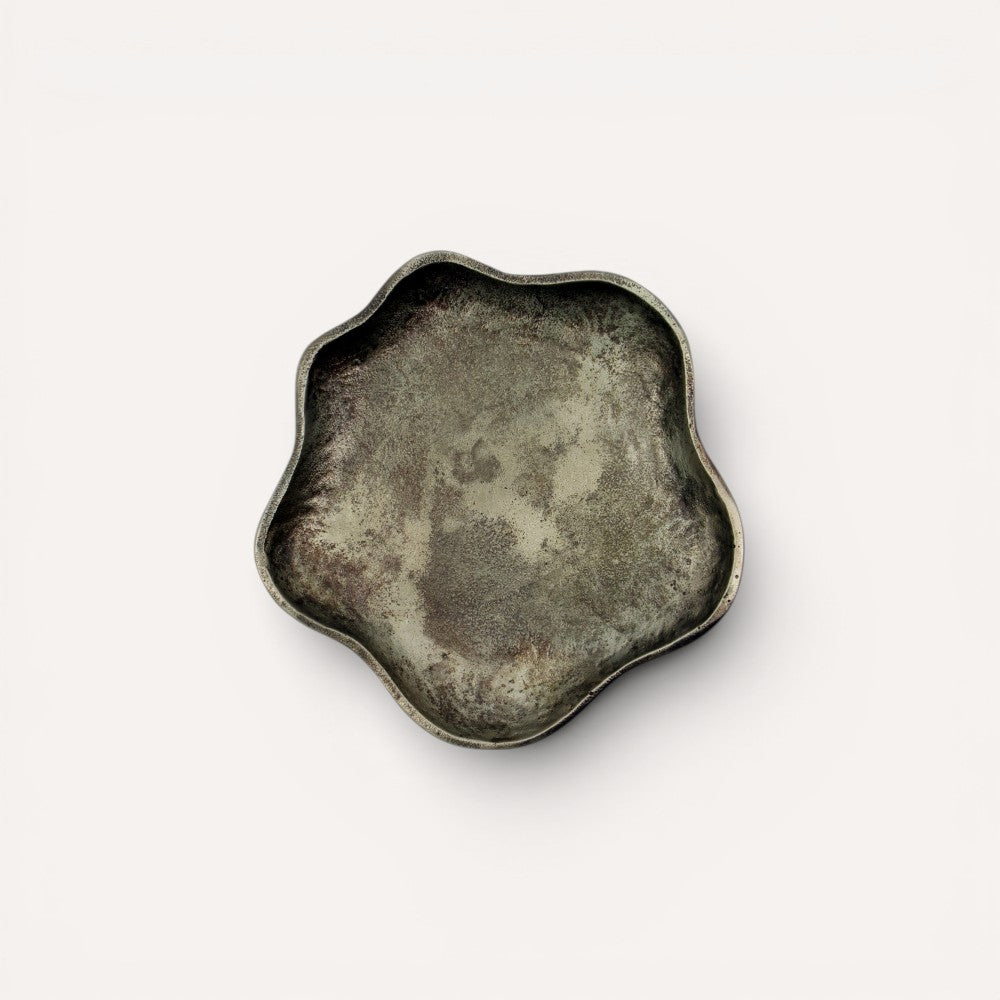 Decorative tray with wavy edges.
